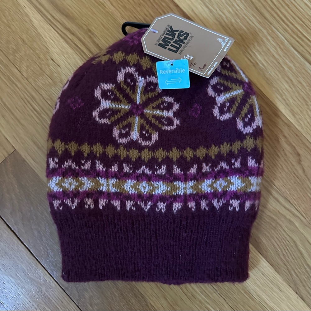 NWT Reversible Mukluks Beanie Women’s OS New Fall Winter Hat